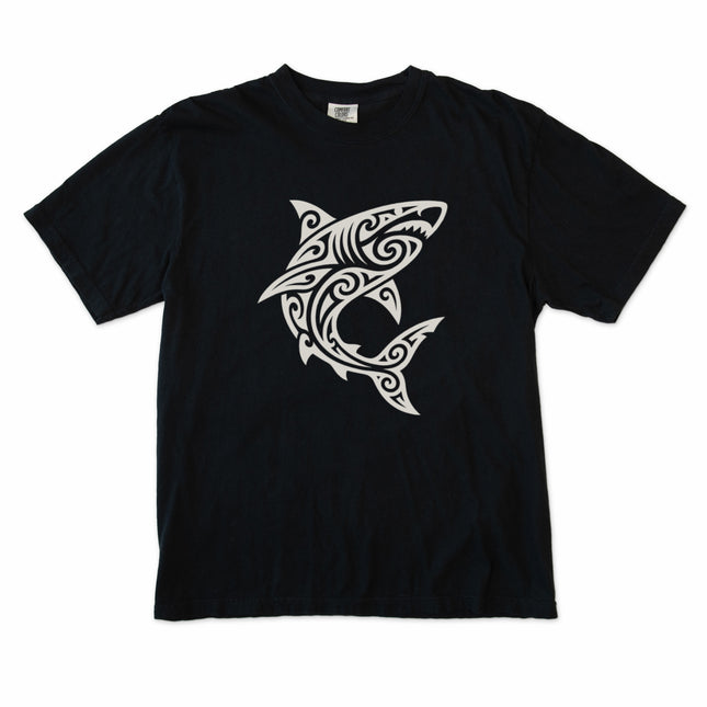 T-shirt Requin Tribal | Tee-shirt Graphique Style Tatouage Polynésien | Comfort Colors