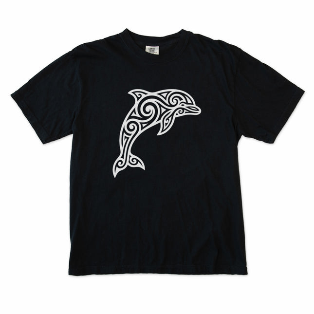 T-shirt graphique motif tourbillon de dauphins tribal | T-shirt animaux marins | Confort Colors